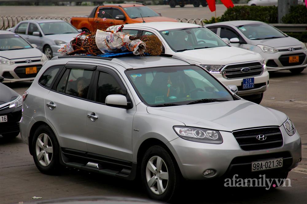 Hàng nghìn người chạy xe máy trùm áo mưa rời Hà Nội về quê ăn Tết-2