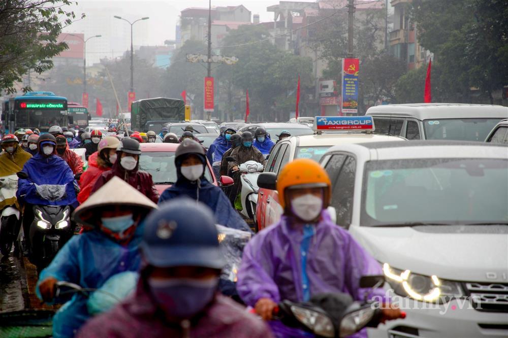 Hàng nghìn người chạy xe máy trùm áo mưa rời Hà Nội về quê ăn Tết-7