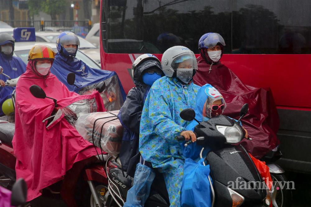 Hàng nghìn người chạy xe máy trùm áo mưa rời Hà Nội về quê ăn Tết-11