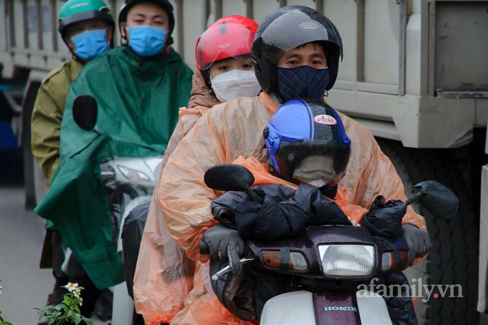 Hàng nghìn người chạy xe máy trùm áo mưa rời Hà Nội về quê ăn Tết-12