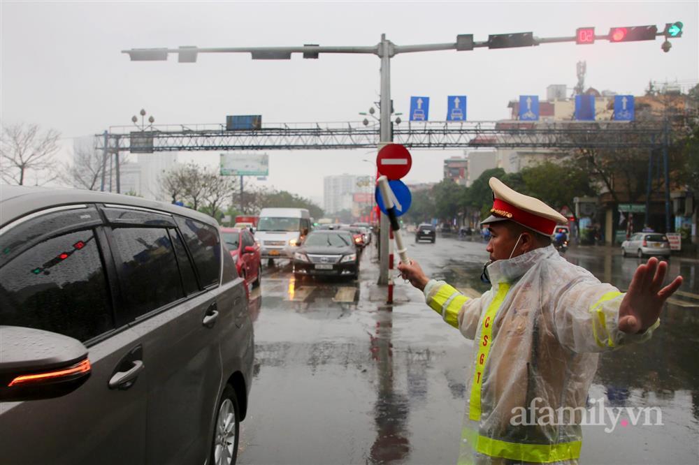 Hàng nghìn người chạy xe máy trùm áo mưa rời Hà Nội về quê ăn Tết-13