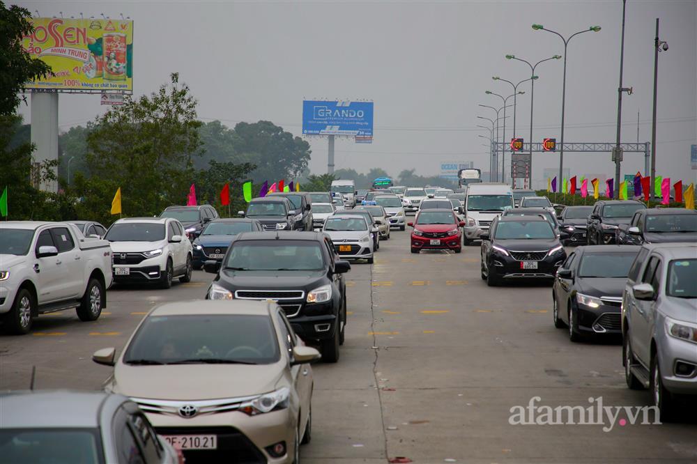 Hàng nghìn người chạy xe máy trùm áo mưa rời Hà Nội về quê ăn Tết-4