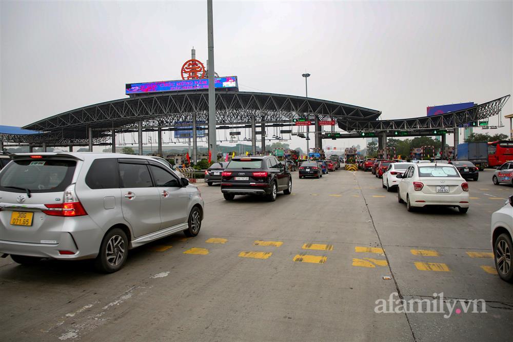 Hàng nghìn người chạy xe máy trùm áo mưa rời Hà Nội về quê ăn Tết-5