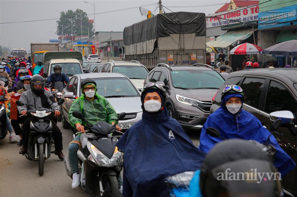 Hàng nghìn người chạy xe máy trùm áo mưa rời Hà Nội về quê ăn Tết-8