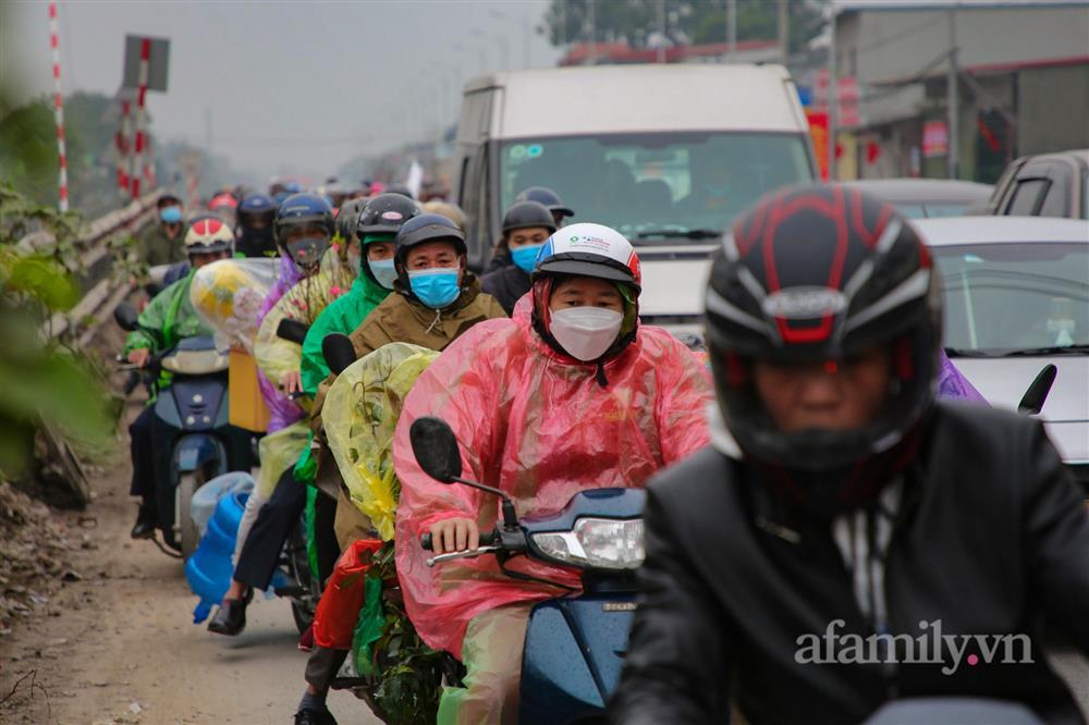 Hàng nghìn người chạy xe máy trùm áo mưa rời Hà Nội về quê ăn Tết-10