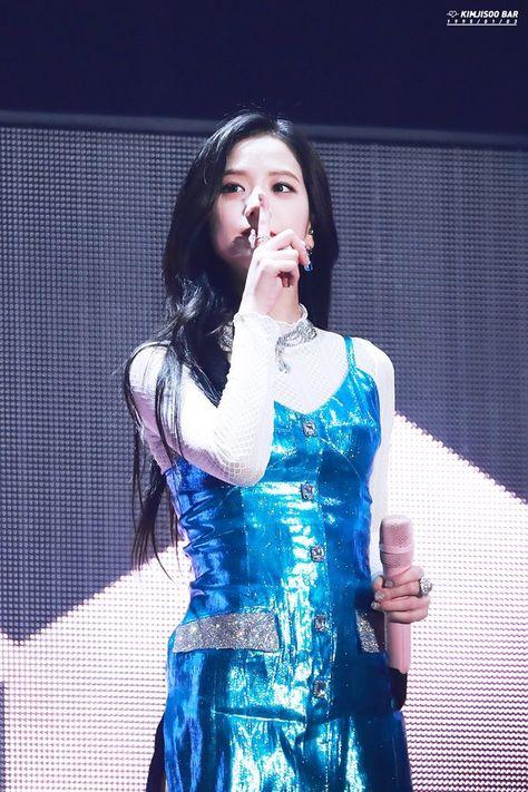 Jisoo từng diện loạt váy áo thảm họa, vì xinh nên được tha thứ-1