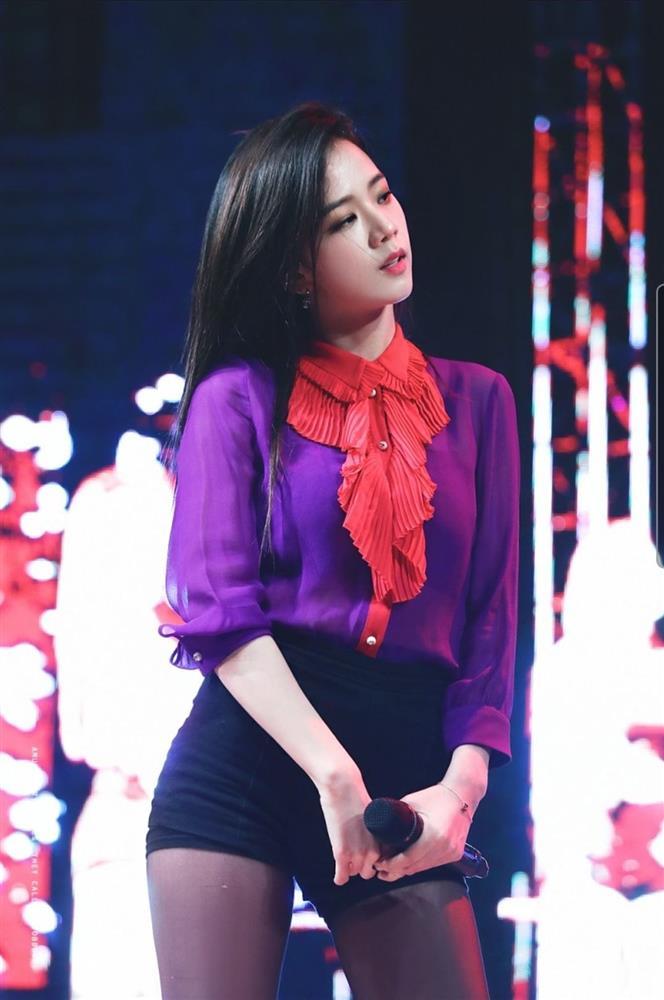 Jisoo từng diện loạt váy áo thảm họa, vì xinh nên được tha thứ-5