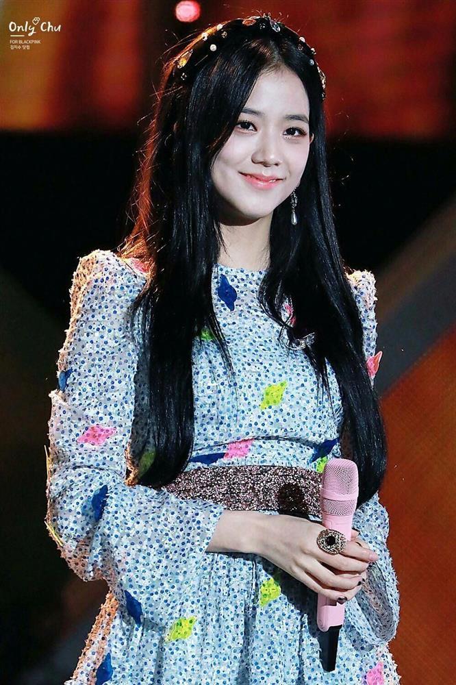 Jisoo từng diện loạt váy áo thảm họa, vì xinh nên được tha thứ-8