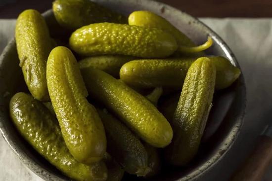 Ăn dưa muối nhiều lợi ích, nhưng ăn quá nhiều tiềm ẩn 4 nguy cơ