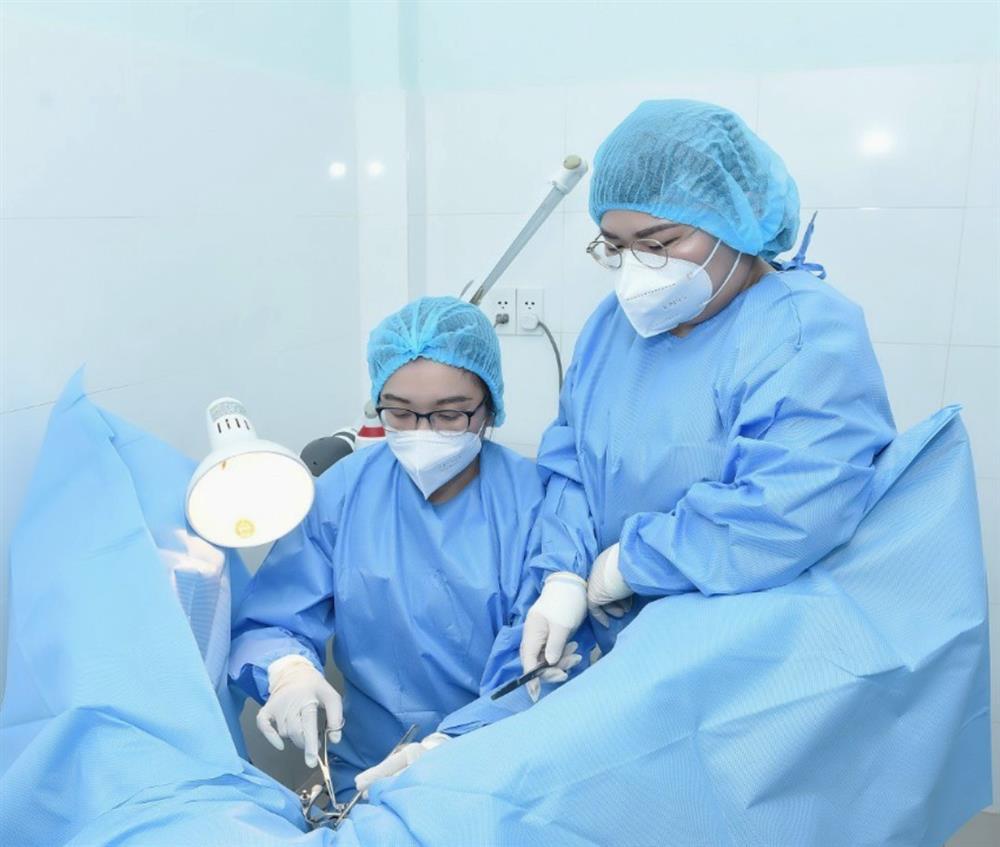 Thủng âm đạo chỉ vì muốn phẫu thuật làm đẹp, thu nhỏ cô bé-1