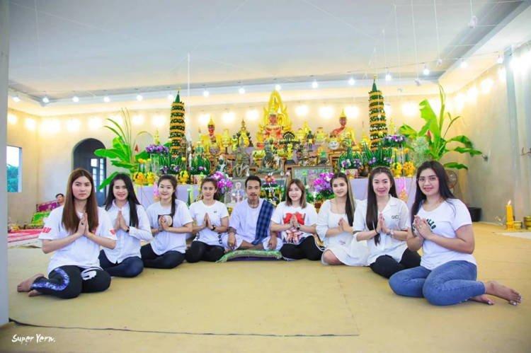 Người đàn ông Thái Lan sống hòa hợp hoàn hảo với 8 vợ trẻ-2