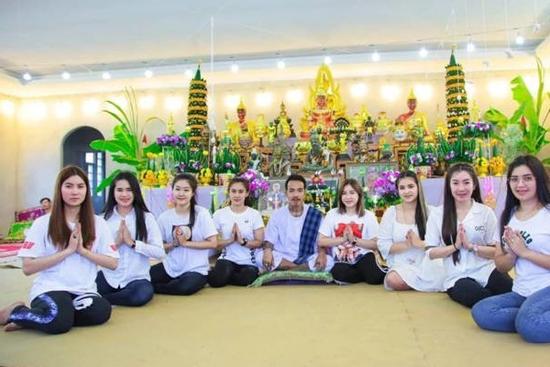 Người đàn ông Thái Lan sống hòa hợp hoàn hảo với 8 vợ trẻ