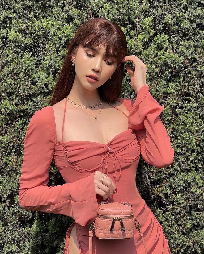 Ngọc Trinh bị soi lộ điểm ứ ừ vì dáng ngồi hớ hênh-1