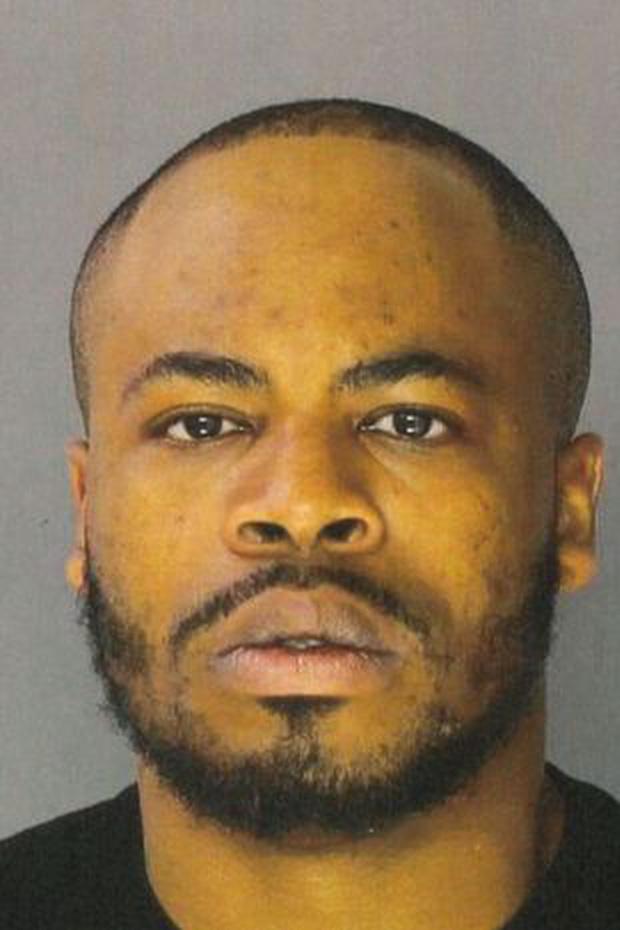 Va nhẹ trong siêu thị, cô gái bị kẻ lạ mặt theo về tận nhà xả súng-2