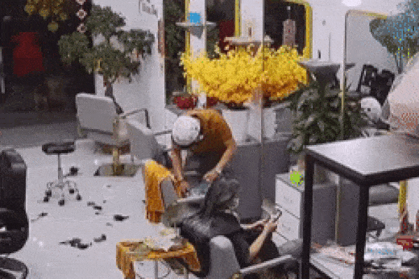 Vợ làm tóc đến 2h sáng, chồng sợ đói, mệt nấu mì mang tận nơi cho ăn