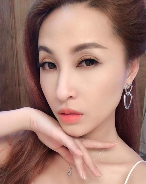 Với bài hit "Teen vọng cổ", cô nhận được mức cát-xê cao, tậu nhà, đổi 9-10 chiếc xe và có cuộc sống dư dả.