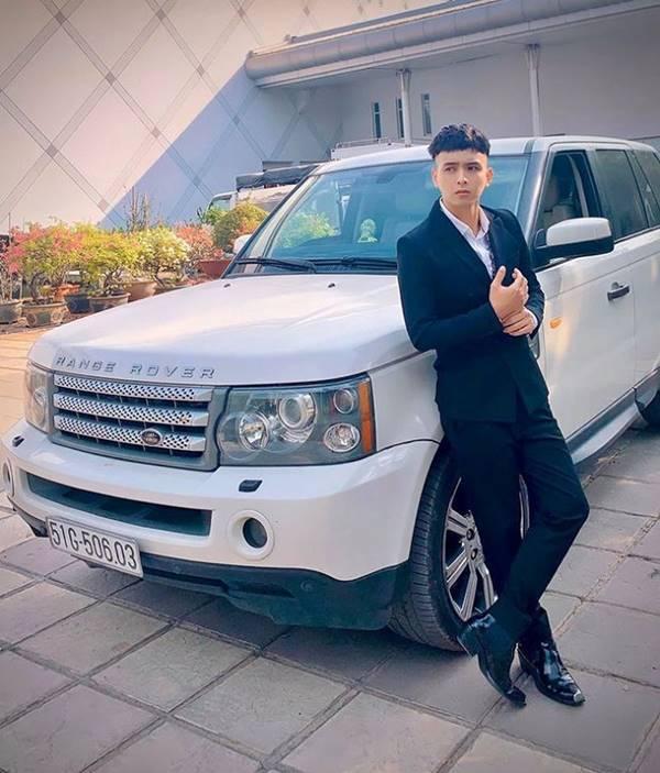 Bên cạnh cơ ngơi tiền tỷ, Hồ Quang Hiếu còn tậu xe hơi đắt đỏ.