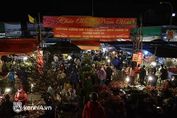 Từ 22h tối, chợ hoa Quảng An đã tấp nập kẻ mua người bán trong những ngày cuối cùng của năm