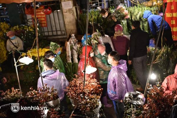 Trời càng về đêm càng lạnh, mưa xuống nên các tiểu thương mặc áo mưa để tiện mua bán hàng