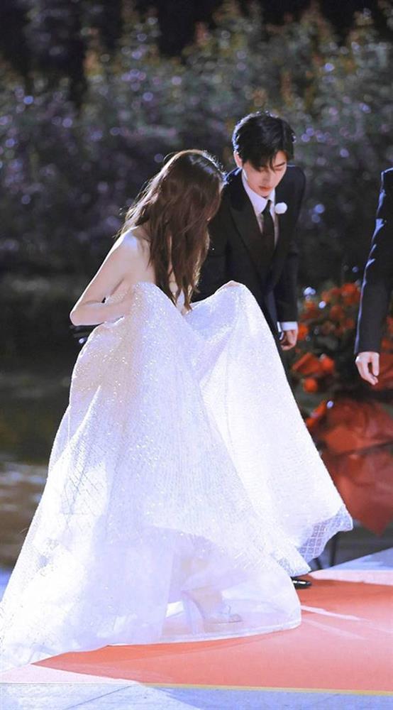 Angela Baby tự nâng váy mới tạo ra khoảnh khắc kinh diễm-2