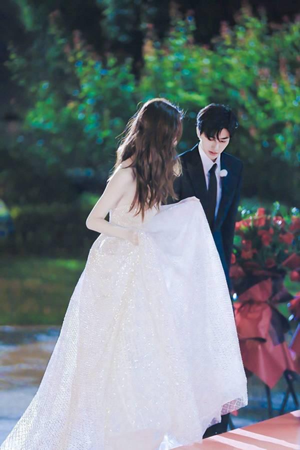 Angela Baby tự nâng váy mới tạo ra khoảnh khắc kinh diễm-3