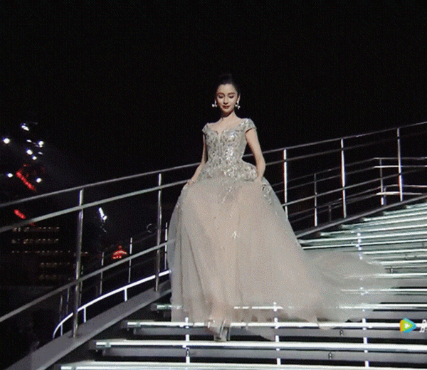 Angela Baby tự nâng váy mới tạo ra khoảnh khắc kinh diễm-4