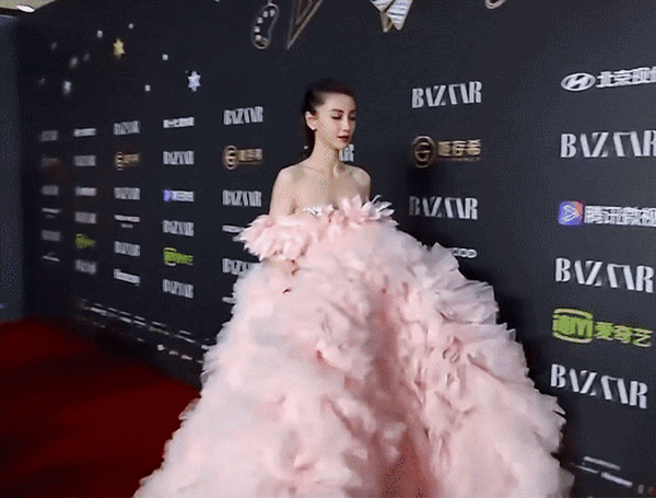 Angela Baby tự nâng váy mới tạo ra khoảnh khắc kinh diễm-5