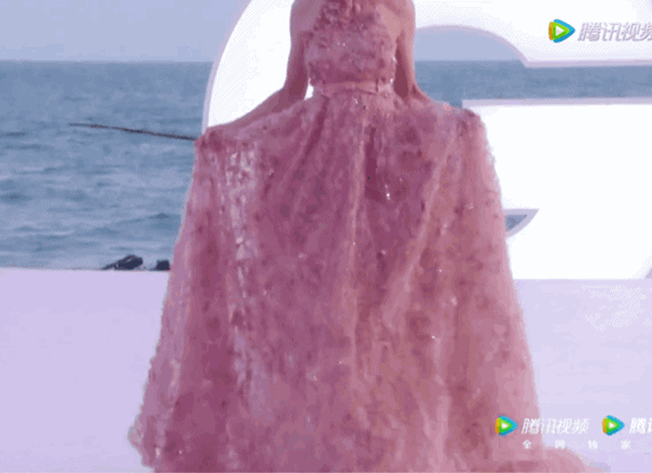 Angela Baby tự nâng váy mới tạo ra khoảnh khắc kinh diễm-6