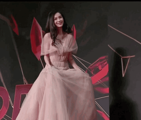 Angela Baby tự nâng váy mới tạo ra khoảnh khắc kinh diễm-7