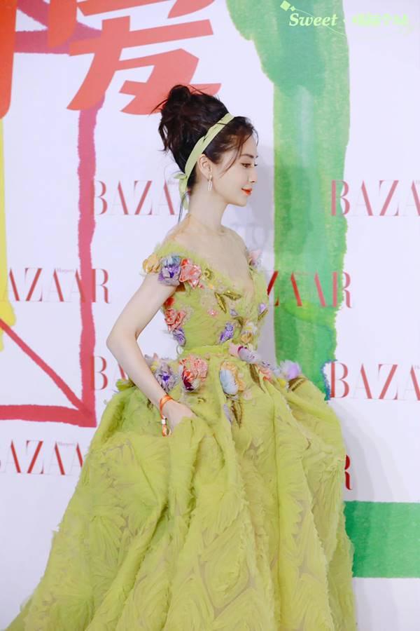 Angela Baby tự nâng váy mới tạo ra khoảnh khắc kinh diễm-8