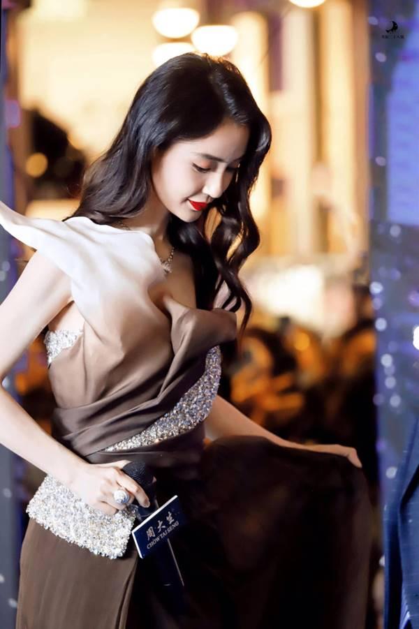 Angela Baby tự nâng váy mới tạo ra khoảnh khắc kinh diễm-9