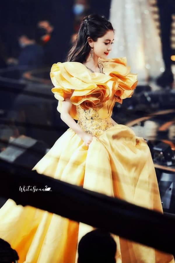 Angela Baby tự nâng váy mới tạo ra khoảnh khắc kinh diễm-10