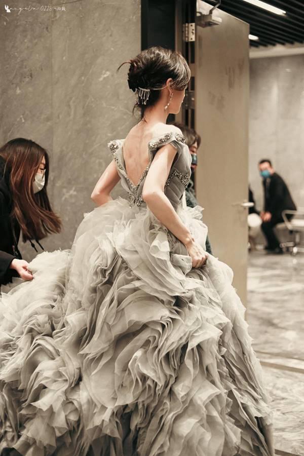 Angela Baby tự nâng váy mới tạo ra khoảnh khắc kinh diễm-11