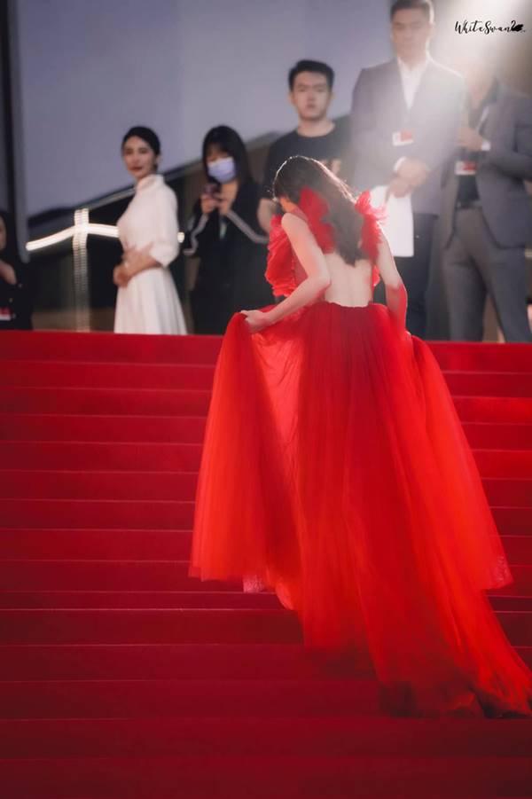 Angela Baby tự nâng váy mới tạo ra khoảnh khắc kinh diễm-12