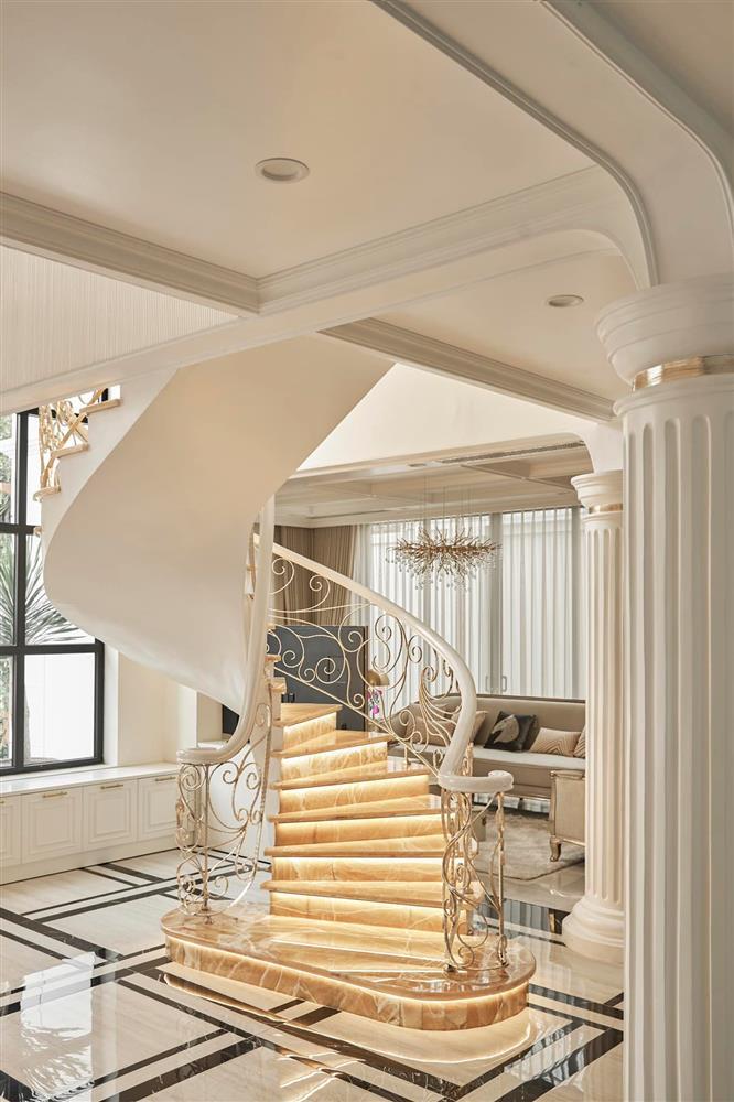 Phòng khách của Lệ Quyên có gì hot mà đồng nghiệp trầm trồ?-2