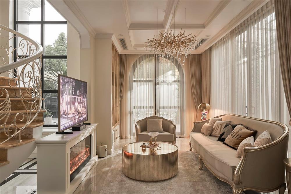 Phòng khách của Lệ Quyên có gì hot mà đồng nghiệp trầm trồ?-4