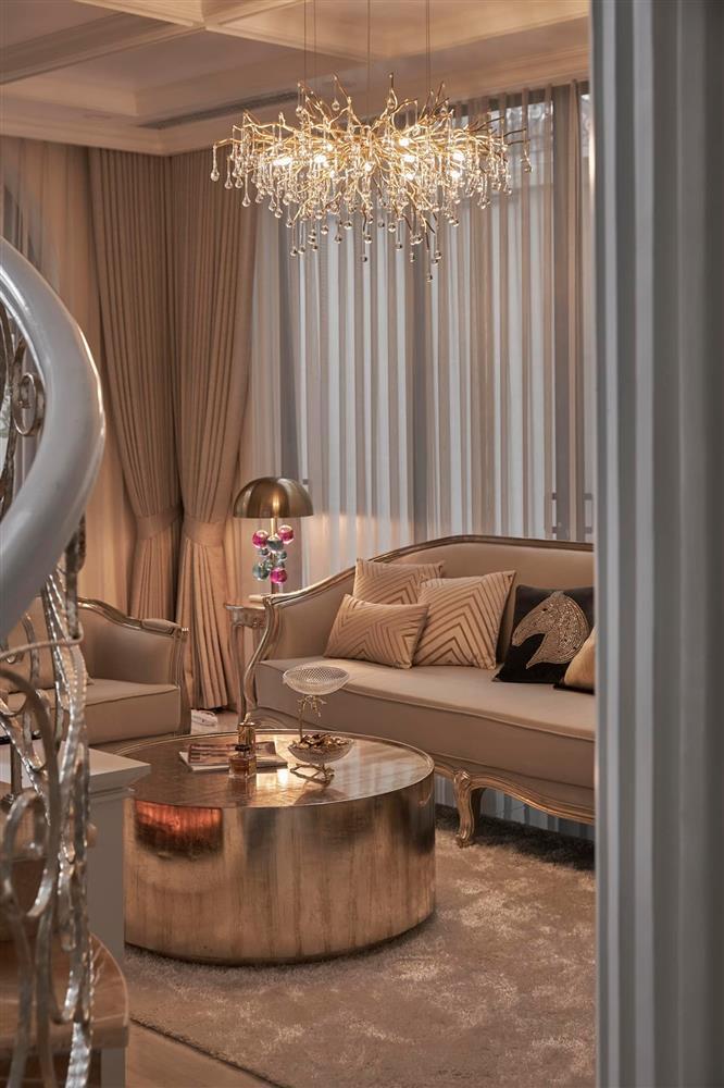 Phòng khách của Lệ Quyên có gì hot mà đồng nghiệp trầm trồ?-5