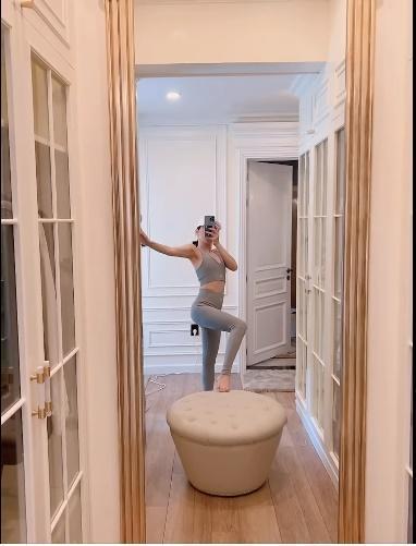 Phòng khách của Lệ Quyên có gì hot mà đồng nghiệp trầm trồ?-14