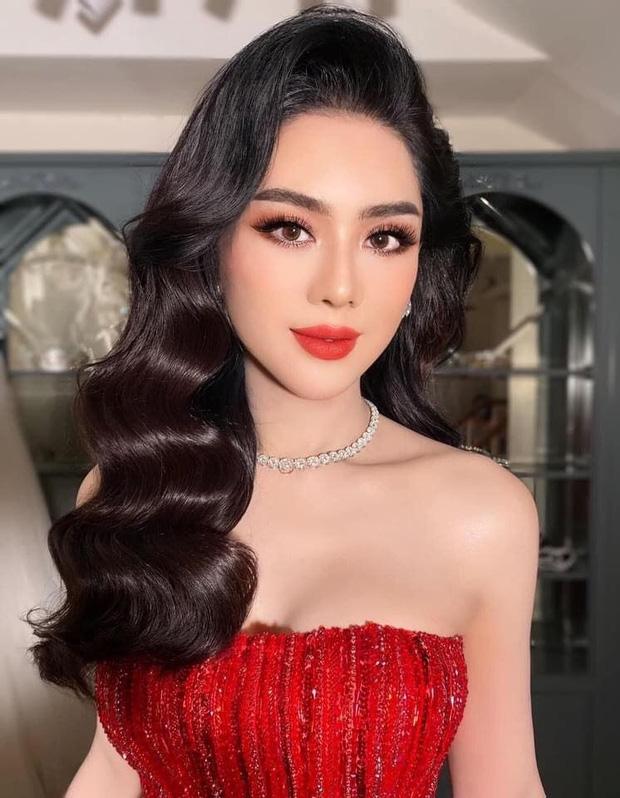 Xôn xao ảnh Lâm Khánh Chi kề vai sát má bên trai lạ-2