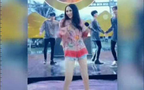 Hương Giang đi tổng duyệt với style như không mặc quần-3