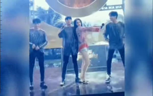 Hương Giang đi tổng duyệt với style như không mặc quần-5