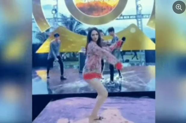 Hương Giang đi tổng duyệt với style như không mặc quần-2