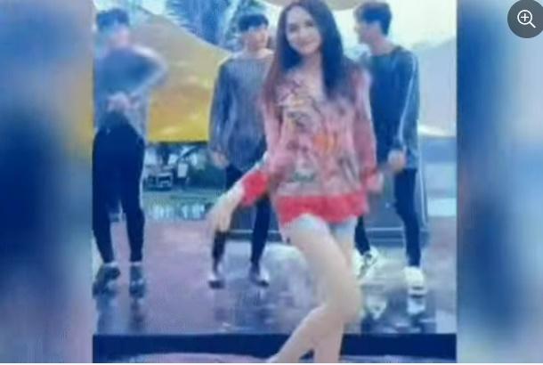 Hương Giang đi tổng duyệt với style như không mặc quần-7