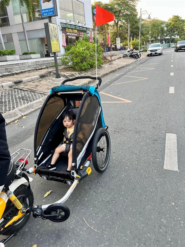 Đàm Thu Trang chở con ra phố bằng xe độc, xưng hô lạ lùng-6