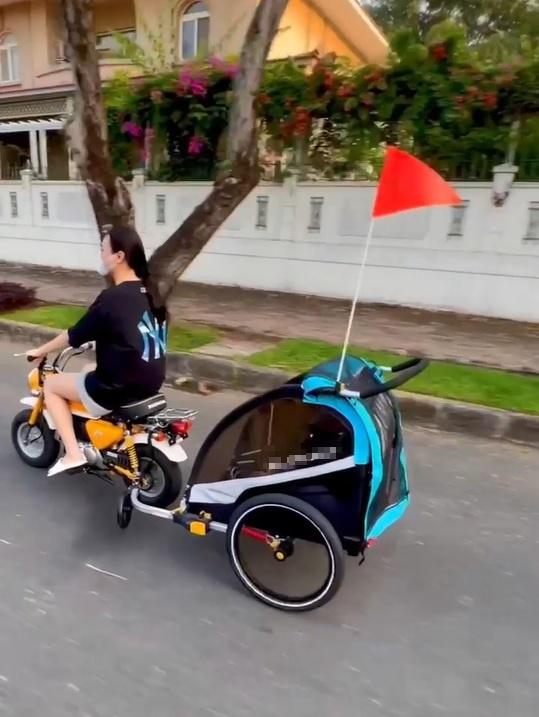 Đàm Thu Trang chở con ra phố bằng xe độc, xưng hô lạ lùng-2