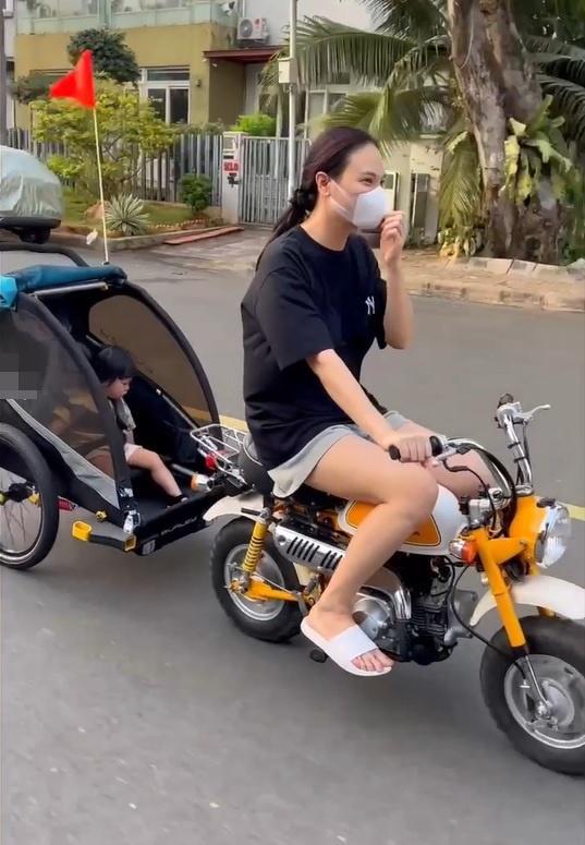 Đàm Thu Trang chở con ra phố bằng xe độc, xưng hô lạ lùng-4