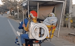 Ông bố dựng lán chở vợ con về quê ăn Tết gây tranh cãi-1