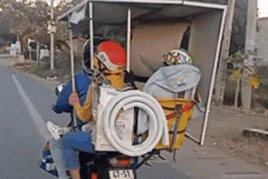 Ông bố dựng lán chở vợ con về quê ăn Tết gây tranh cãi