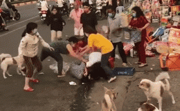 Clip: Nhóm người vác ghế, choảng nhau giữa đường ngày cuối năm-1