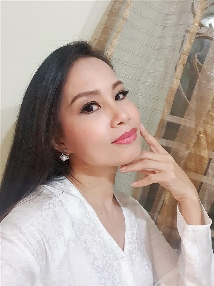 Gặp Á hậu trẻ đẹp, Cẩm Ly chiếm spotlight với nhan sắc U60-8